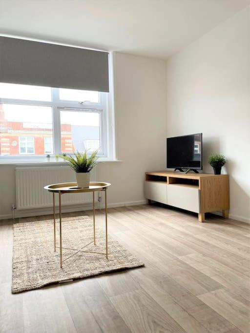 Central, Bright & Spacious Apartment - Parking Included Bournemouth Eksteriør bilde